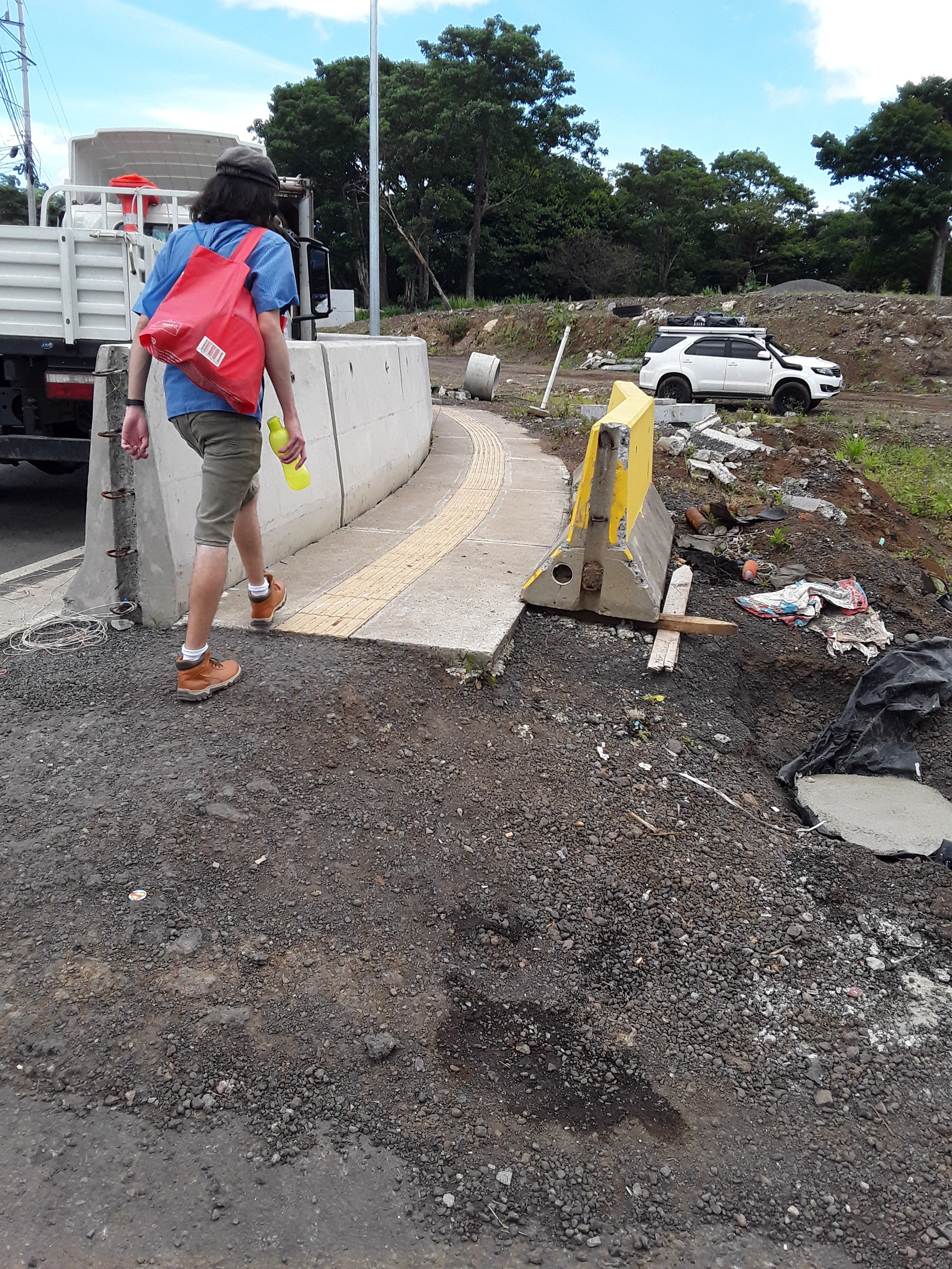 Foto LANAMME Condiciones de movilidad peatonal en alrededores de la rotonda (Fecha de la fotografía: Agosto 2025).